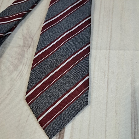 Banana Republic Gray and Red Classic SILK Tie - Picture 3 of 9